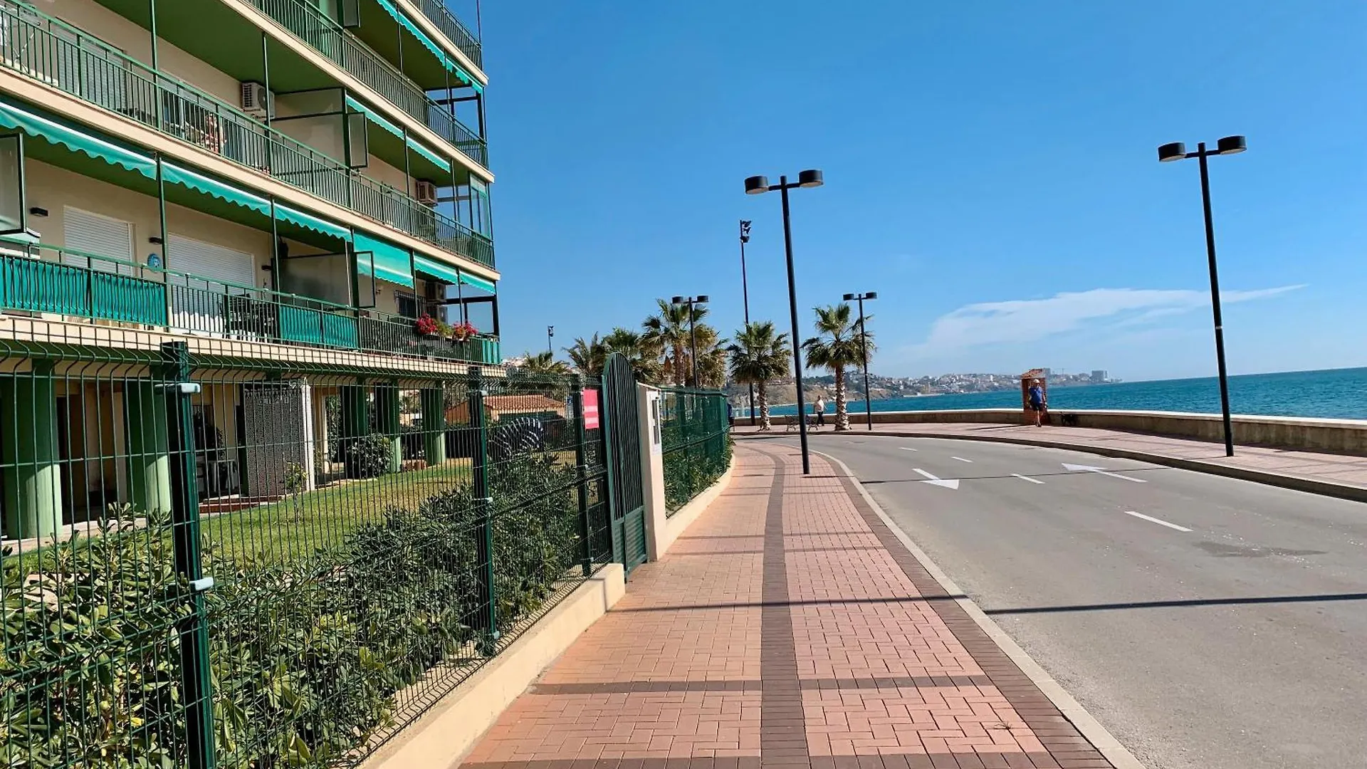 Beachfront Apartment In 푸엔히롤라 0*,  스페인
