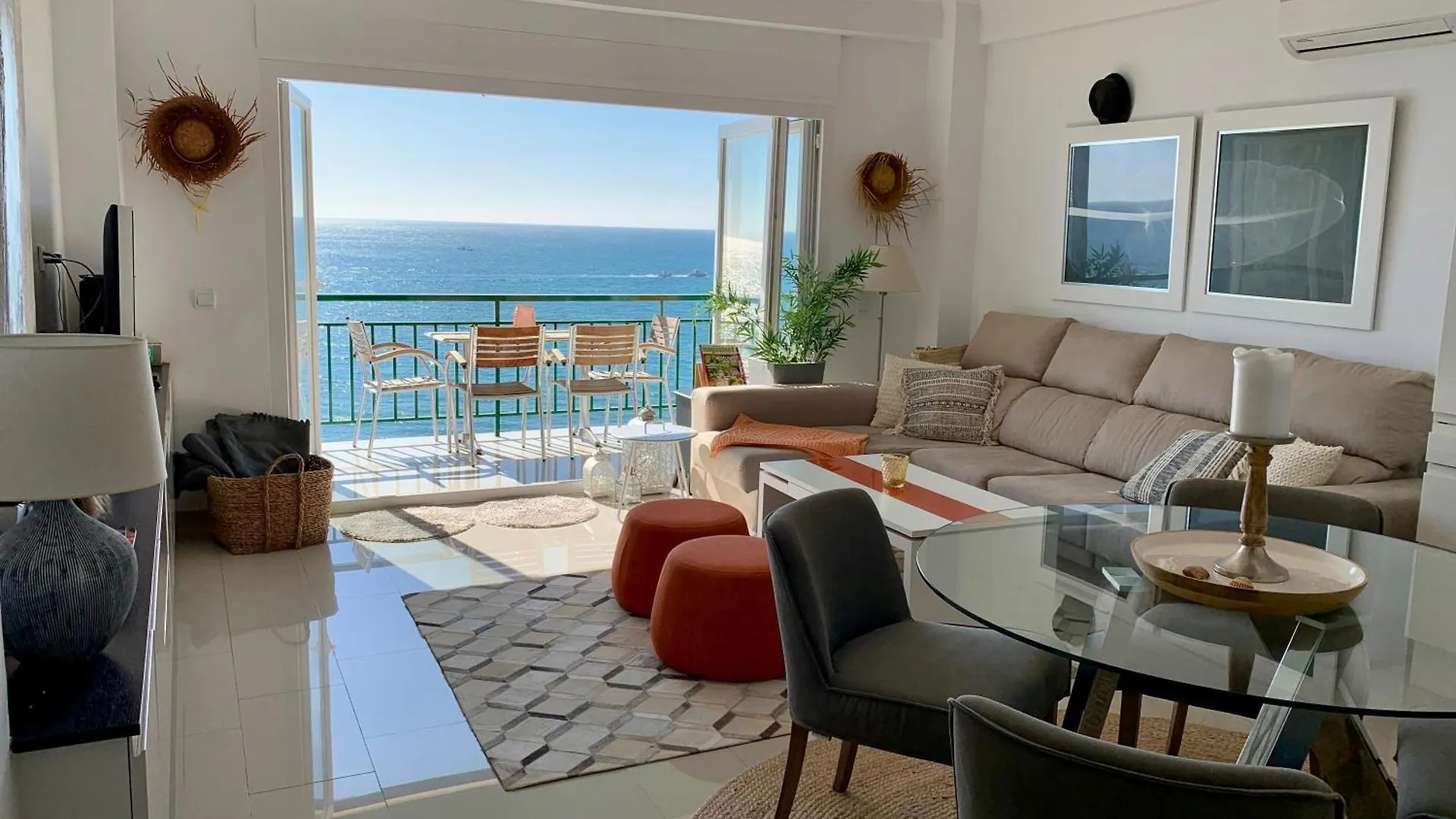 Beachfront Apartment In 푸엔히롤라